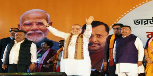 বেয়া বতৰৰ বাবে কেন্দ্ৰীয় গৃহমন্ত্ৰী অমিত শ্বাহৰ বিমান কলকাতাত পলমকৈ অৱতৰণ, মাজনিশা প্ৰায় এঘণ্টা ধৰি আকাশত পৰিভ্ৰমণ