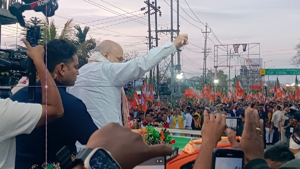 असम विधानसभा चुनाव 2026-  गुवाहाटी के आर्य नगर में भाजपा द्वारा 28 मार्च, 2026 को आयोजित रोड शो में एकत्र लोगों का अभिवादन स्वीकार करते केंद्रीय गृह मंत्री अमित शाह। साथ में भाजपा प्रदेश अध्यक्ष दिलीप सैकिया समेत अन्य गणमान्य नेता।