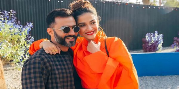 দ্বিতীয় পুত্ৰক আদৰণি সোণম কাপুৰৰ