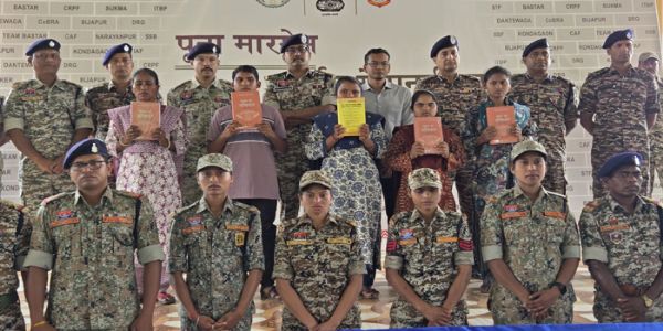 ছত্তীশগড়ৰ দন্তেৱাড়াত ₹৯ লাখ টকাৰ পুৰস্কাৰ ঘোষিত পাঁচজন নক্সালবাদীৰ আত্মসমৰ্পণ