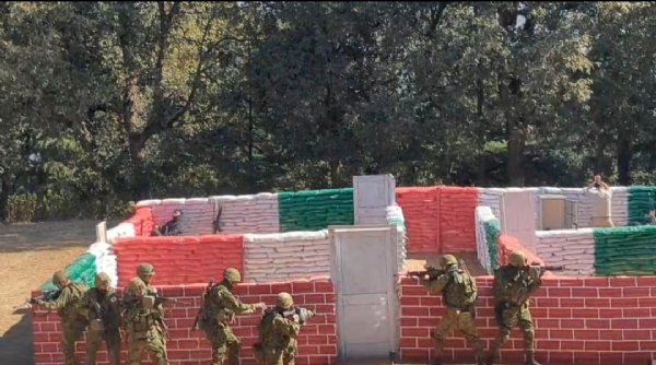 धर्म गार्डियन के तहत उत्तराखंड के चौबट्टिया स्थित फॉरेन ट्रेनिंग नोड में संयुक्त अभ्यास के दौरान शहरी युद्धाभ्यास (हाउस इंटरवेंशन ड्रिल) का अभ्यास करते भारतीय सेना और जापान ग्राउंड सेल्फ-डिफेंस फोर्स के जवान।