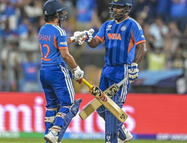 মুম্বাইৰ ৱানখেদে ষ্টেডিয়ামত ভাৰত আৰু ইংলেণ্ডৰ মাজত অনুষ্ঠিত হোৱা আইচিচি টি-২০ বিশ্বকাপৰ ছেমি ফাইনেল খেলৰ সময়ত ভাৰতৰ সঞ্জু চেমছন আৰু ভাৰতৰ ঈশান কিষাণ।