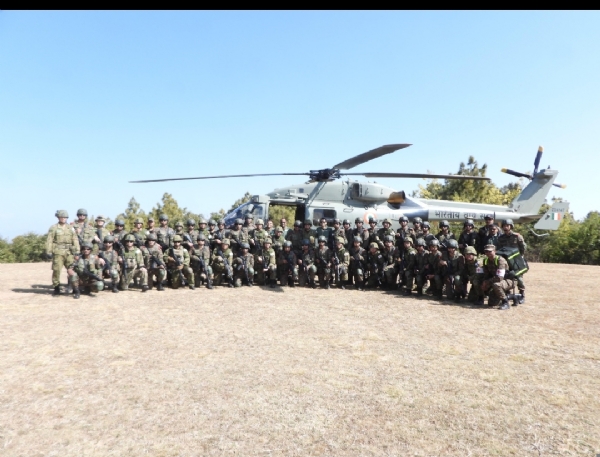 धर्म गार्डियन के दौरान उत्तराखंड के चौबट्टिया में भारतीय सेना और जापान ग्राउंड सेल्फ-डिफेंस फोर्स के सैनिक भारतीय वायुसेना के हेलीकॉप्टर के साथ संयुक्त प्रशिक्षण के बाद समूह चित्र।