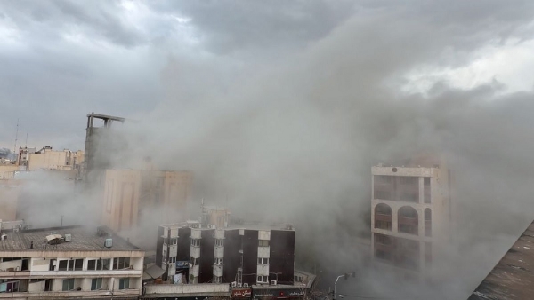 ইৰাণৰ ৰাজধানী মধ্য তেহৰাণত শক্তিশালী বিস্ফোৰণে জোকাৰি যোৱাৰ পিছত অট্টালিকাৰ ওপৰেৰে ধোঁৱা বৃদ্ধি।ফটো: ইণ্টাৰনেট মিডিয়া