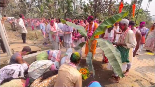 সামৰণি পৰিল ডিমৰীয়াৰ মিটনীত অনুষ্ঠিত দৌল মহোৎসৱৰ।