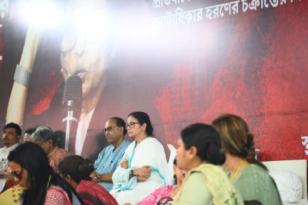 धरने पर ममता