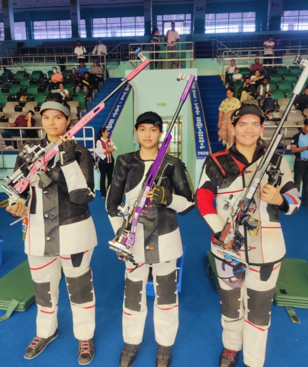 तिलोत्तमा सेन (बीच में) तिलोत्तमा सेन (बीच में)