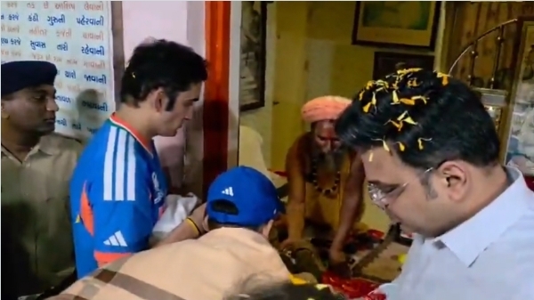 T20 वर्ल्ड कप जीतने के बाद ट्रॉफी के साथ हनुमान मंदिर पहुंचे कप्तान सूर्या T20 वर्ल्ड कप जीतने के बाद ट्रॉफी के साथ हनुमान मंदिर पहुंचे कप्तान सूर्या