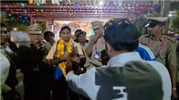 T20 वर्ल्ड कप जीतने के बाद ट्रॉफी के साथ हनुमान मंदिर पहुंचे कप्तान सूर्या T20 वर्ल्ड कप जीतने के बाद ट्रॉफी के साथ हनुमान मंदिर पहुंचे कप्तान सूर्या