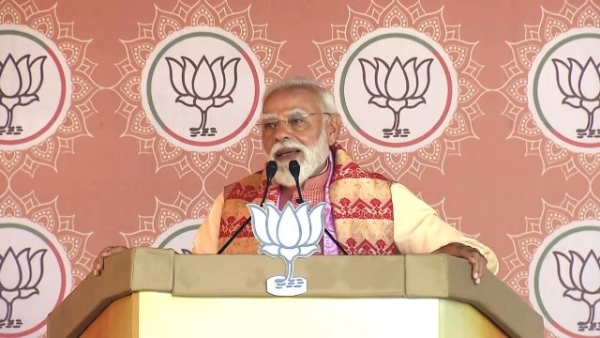 प्रधानमंत्री नरेन्द्र मोदी बुधवार को असम के बिस्वनाथ में चुनावी रैली को संबोधित करते हुए