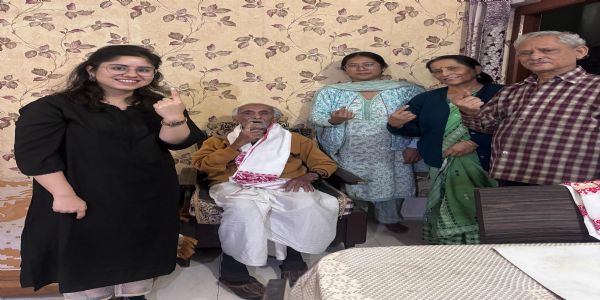 নাগৰিকত্ব চেতনাক সন্মান জনাই ভোটদান কৰি অহা তেজপুৰৰ ১০৫ বছৰীয়া হৰেন্দ্ৰ নাথ বৰদলৈক জিলা প্ৰশাসনৰ সম্বৰ্ধনা