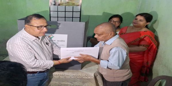 শোণিতপুৰত ঘৰে ঘৰে গৈ বয়সস্থ লোক আৰু দিব্যাংগ লোকৰ ভোটগ্ৰহণ প্ৰক্ৰিয়া শুভাৰম্ভ