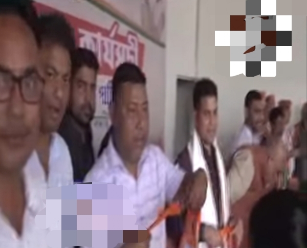 নিৰ্বাচনৰ পূৰ্বে ডুমডুমাত কংগ্ৰেছৰ সহস্ৰাধিক লোকৰ বিজেপিত যোগদানৰ ছবি।