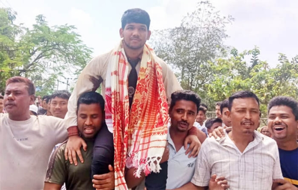 হাইস্কুল শিক্ষান্ত পৰীক্ষাত তৃতীয় স্থান প্ৰাপ্ত সুৰজিৎ আখতাৰৰ