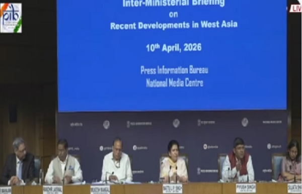 अंतर-मंत्रालयी प्रेसवार्ता को संबोधित करते पेट्रोलियम और नेचुरल गैस मंत्रालय की संयुक्त सचिव सुजाता शर्मा