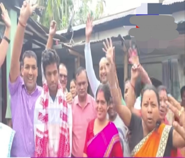 এইচ এছ এল চি পৰীক্ষাত প্ৰথম স্থান লাভ কৰা ছাত্ৰ জ্যোতিৰ্ময় দাসৰ ফটো।