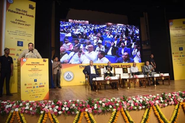 केन्द्रीय मंत्री नितिन गडकरी के साथ अन्य लोग मौजूद