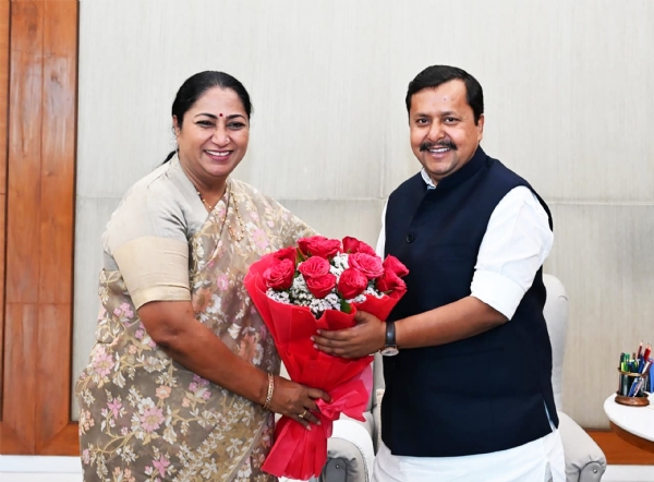 दिल्ली की मुख्यमंत्री रेखा गुप्ता शुक्रवार को भाजपा के राष्ट्रीय अध्यक्ष नितिन नवीन  को गुलदस्ता भेंट करती