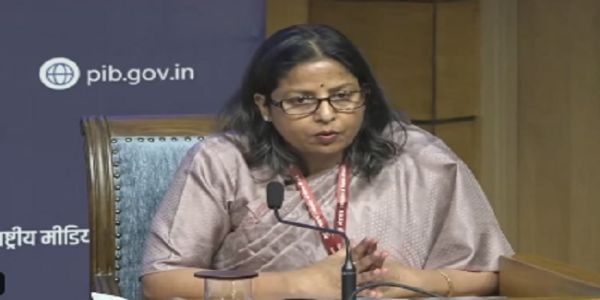 সমগ্ৰ দেশৰ এল পি জি বিতৰক আৰু পেট্ৰ’ল পাম্পত পৰ্যাপ্ত ইন্ধনৰ মজুতঃ সুজাতা শৰ্মা