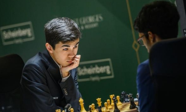 जावोखिर सिंदारोव ने आर. प्रज्ञानानंद के बीच मैच का दृश्य