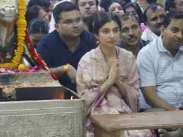 महाकाल मंदिर पहुंचीं अभिनेत्री सारा अर्जुन