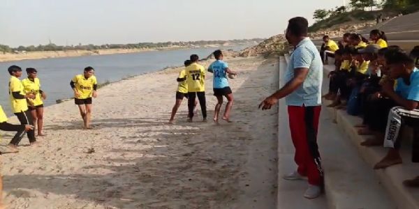 প্ৰথমবাৰৰ বাবে বাৰাণসীৰ গংগাৰ পাৰত মহিলাৰ হেণ্ডবল ট্ৰাইল মেচ অনুষ্ঠিত