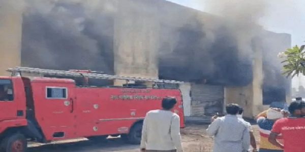 মধ্যপ্ৰদেশৰ খাণ্ডৱাত ৰাজ্যিক কৰ কাৰ্যালয়ত অগ্নিকাণ্ড; গোটেই অট্টালিকাটো ছাইত পৰিণত