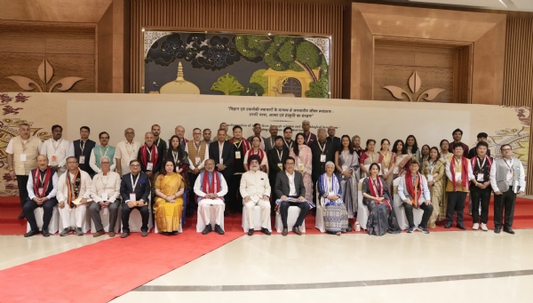 उपराष्ट्रपति सीपी राधाकृष्णन के साथ अन्य लोग मौजूद।