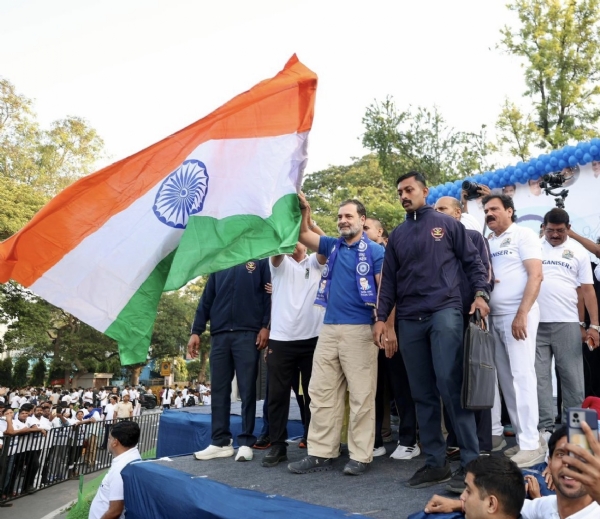 राहुल गांधी ने दिल्ली में ‘रन फॉर आंबेडकर, रन फॉर संविधान’ मैराथन को हरी झंडी दिखाकर रवाना किया।