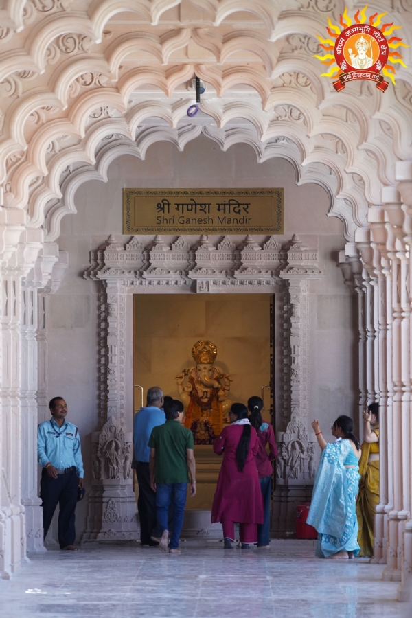 मंदिर में दर्शन करते हुए आम श्रद्धालु मंदिर में दर्शन करते हुए आम श्रद्धालु