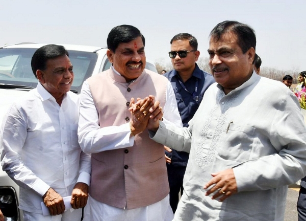 भोपाल पहुंचने पर केन्द्रीय मंत्री गडकरी का स्वागत करते हुए मुख्यमंत्री मोहन यादव