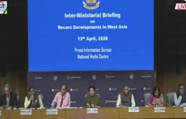 अंतर-मंत्रालयी प्रेसवार्ता को संबोधित करते पेट्रोलियम और नेचुरल गैस मंत्रालय की संयुक्त सचिव सुजाता शर्मा अंतर-मंत्रालयी प्रेसवार्ता को संबोधित करते पेट्रोलियम और नेचुरल गैस मंत्रालय की संयुक्त सचिव सुजाता शर्मा