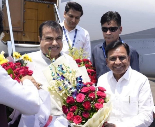 भोपाल पहुंचने पर केन्द्रीय मंत्री गडकरी का स्वागत करते हुए उप मुख्यमंत्री देवड़ा