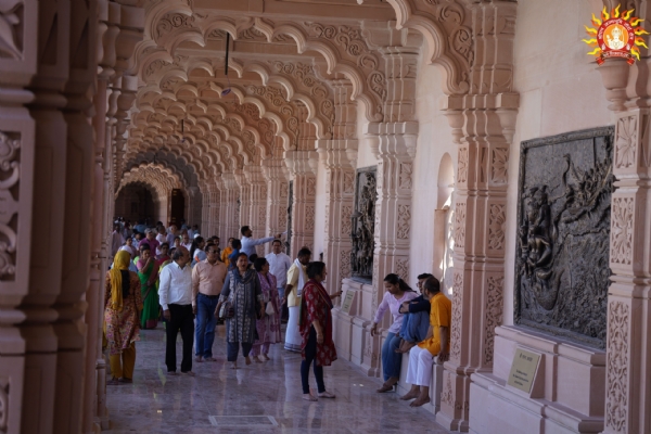 सप्त मंदिर में दर्शन करते हुए आम श्रद्धालु सप्त मंदिर में दर्शन करते हुए आम श्रद्धालु