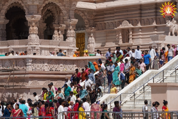 सप्त मंदिर में दर्शन करते हुए आम श्रद्धालु सप्त मंदिर में दर्शन करते हुए आम श्रद्धालु