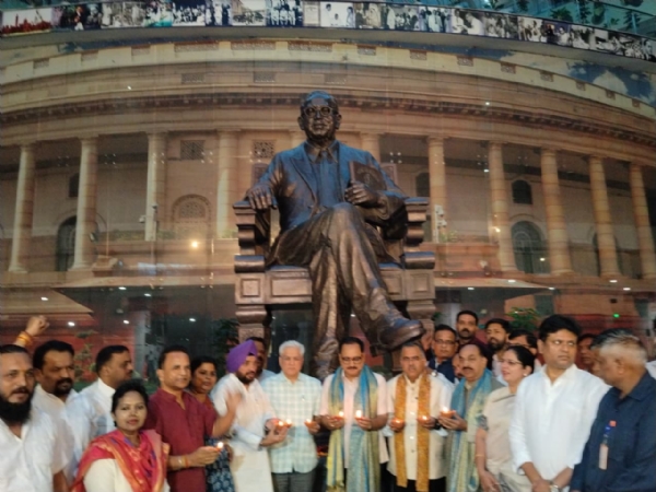 बाबा आंबेडकर की प्रतिमा के सामने दीप प्रज्जवलित करते हुए भाजपा नेता बाबा आंबेडकर की प्रतिमा के सामने दीप प्रज्जवलित करते हुए भाजपा नेता