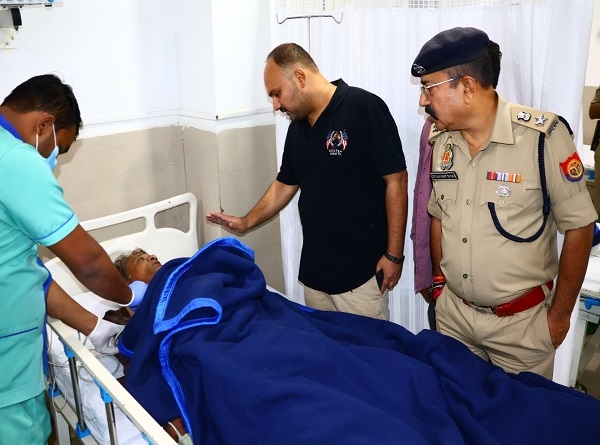 घायल का हालचाल लेते डीएम-एसपी