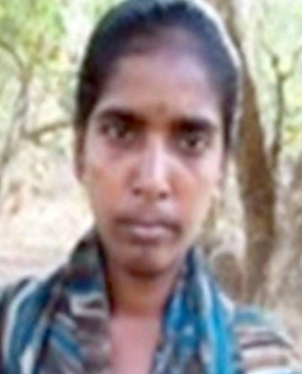 फाईल फाेटाे 5 लाख की इनामी महिला नक्सली रूपी फाईल फाेटाे 5 लाख की इनामी महिला नक्सली रूपी