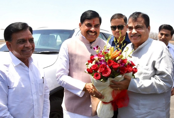 भोपाल पहुंचने पर केन्द्रीय मंत्री गडकरी का स्वागत करते हुए मुख्यमंत्री मोहन यादव