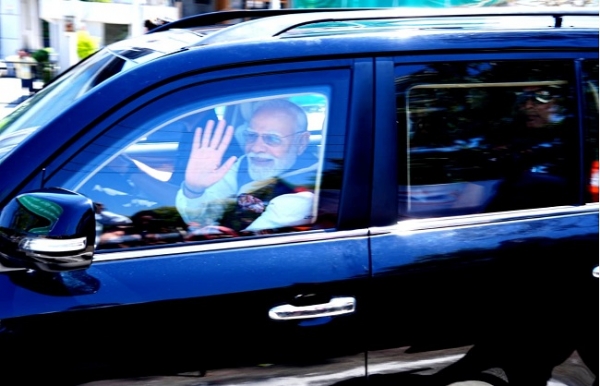 प्रधानमंत्री नरेन्द्र मोदी रोड शो के दौरान हाथ हिलाकर लोगों का अभिवादन स्वीकार करते हुए। प्रधानमंत्री नरेन्द्र मोदी रोड शो के दौरान हाथ हिलाकर लोगों का अभिवादन स्वीकार करते हुए।