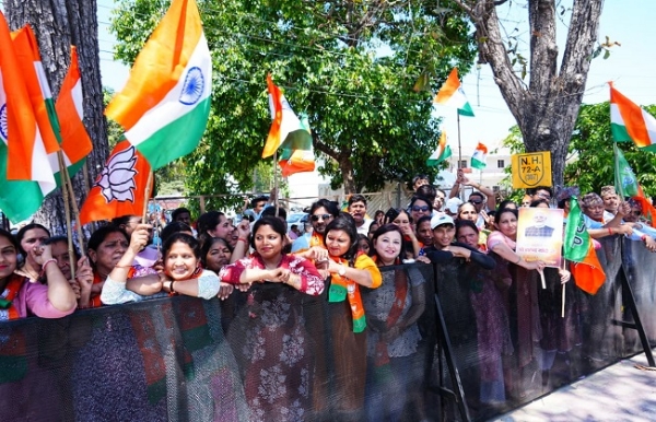 प्रधानमंत्री नरेन्द्र मोदी के स्वागत में रोड शो के दौरान मौजूद जनसमूह। प्रधानमंत्री नरेन्द्र मोदी के स्वागत में रोड शो के दौरान मौजूद जनसमूह।