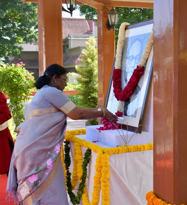 राष्ट्रपति द्रौपदी मुर्मू ने लोक भवन में डॉ. भीमराव अम्बेडकर को पुष्पांजलि अर्पित की राष्ट्रपति द्रौपदी मुर्मू ने लोक भवन में डॉ. भीमराव अम्बेडकर को पुष्पांजलि अर्पित की