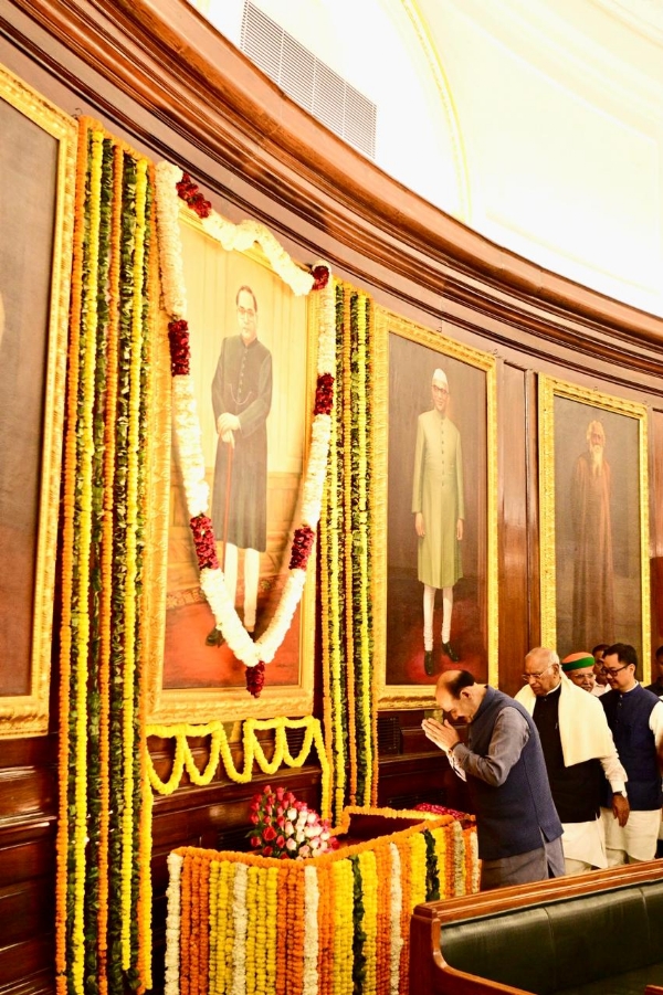 लोकसभा अध्यक्ष ओम बिरला डॉ अंबेडकर को श्रद्धांजलि देते हुए लोकसभा अध्यक्ष ओम बिरला डॉ अंबेडकर को श्रद्धांजलि देते हुए