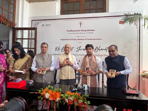 प्रधानमंत्री संग्रहालय में अंबेडकर जयंती पर संविधान, बाबा साहेब और प्रधानमंत्री कार्यालय से जुड़े विशेष पोस्टकार्ड्स का लोकार्पण करते हुए केंद्रीय संचार मंत्री ज्योतिरादित्य सिंधिया। प्रधानमंत्री संग्रहालय में अंबेडकर जयंती पर संविधान, बाबा साहेब और प्रधानमंत्री कार्यालय से जुड़े विशेष पोस्टकार्ड्स का लोकार्पण करते हुए केंद्रीय संचार मंत्री ज्योतिरादित्य सिंधिया।