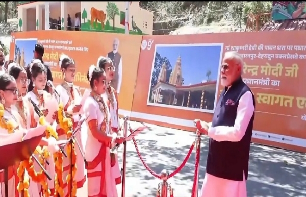 बालिकाएं प्रधानमंत्री का स्वागत करती हुई। बालिकाएं प्रधानमंत्री का स्वागत करती हुई।