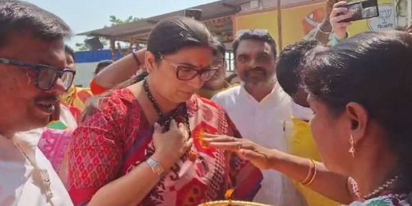 হুগলীত ৰোডশ্ব’ আধাতে এৰি উভতি আহিল প্ৰাক্তন কেন্দ্ৰীয় মন্ত্ৰী স্মৃতি ইৰাণী