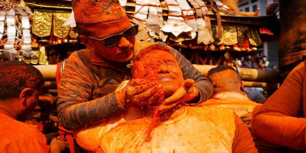 নেপালৰ ভক্তপুৰৰ নেৱাৰ সমাজৰ অতি উৎসাহেৰে উদযাপিত সিন্দুৰ যাত্ৰা