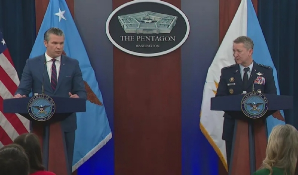अमेरिकी रक्षा सचिव पीट हेगसेथ और ज्वाइंट चीफ्स ऑफ स्टाफ के चेयरमैन जनरल डैन केन। फोटो - फाइल