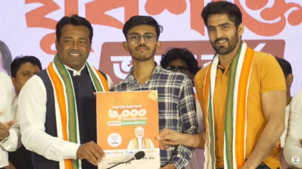 युवा शक्ति भरोसा कार्ड का शुरुआत के मौके पर विजेंद्र सिंह और लिएंडर पेस