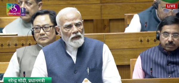 लोकसभा में चर्चा में भाग लेते प्रधानमंत्री